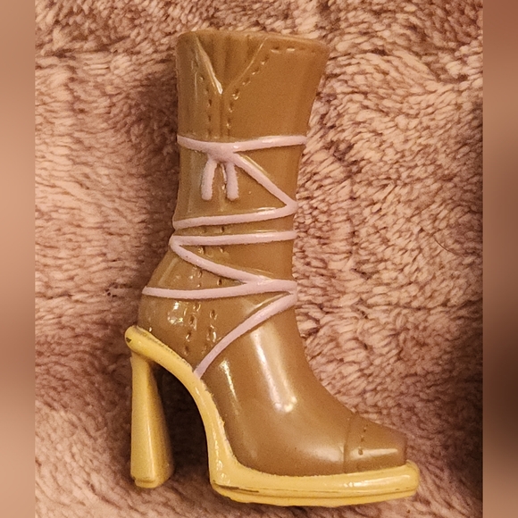 Barbie 2004 My Scene Nolee Getting Ready My Room Tan & Purple Boots "Tie-Up" - Picture 5 of 11